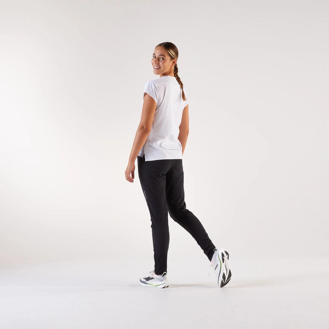 PANTALON RUNNING FEMME COUPE FITTEE - KIPRUN LIGHT NOIR