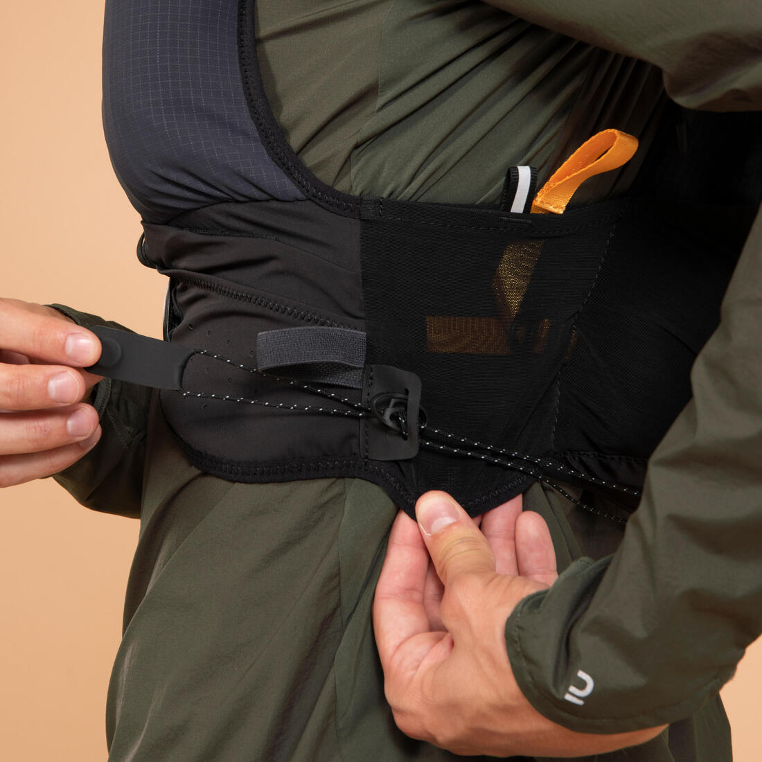 SAC TRAIL ULTRA RUNNING 15L MIXTE NOIR - VENDU AVEC POCHE À EAU 2L