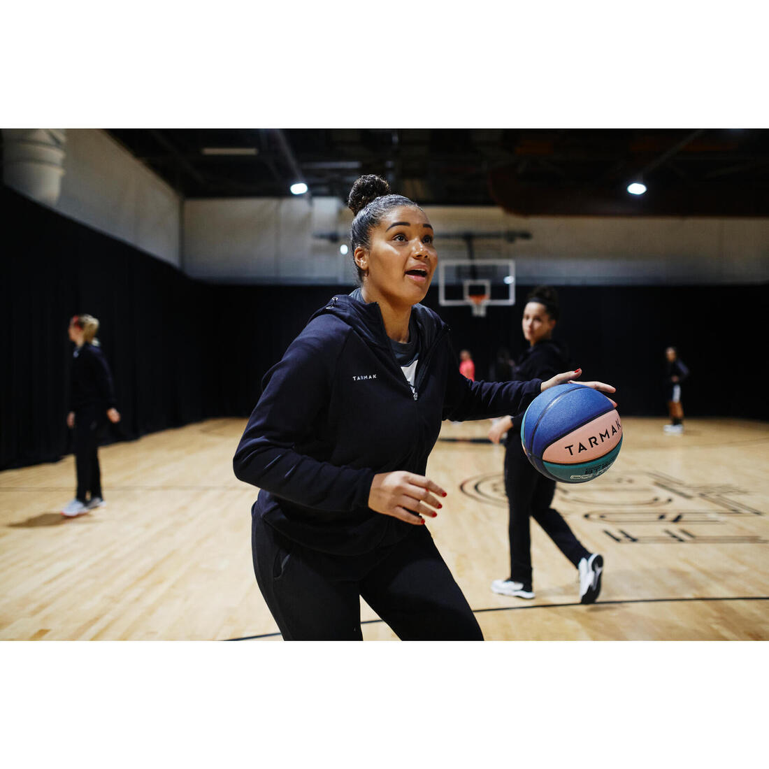 SWEAT DE BASKETBALL A CAPUCHE ZIPPE FEMME - J500 NOIR