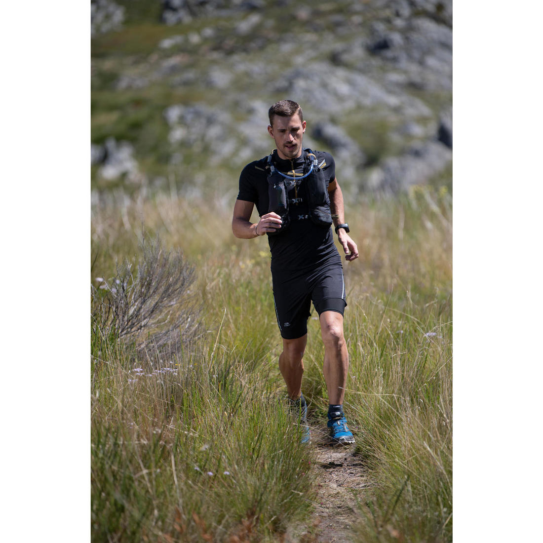 SAC TRAIL ULTRA RUNNING 15L MIXTE NOIR - VENDU AVEC POCHE À EAU 2L