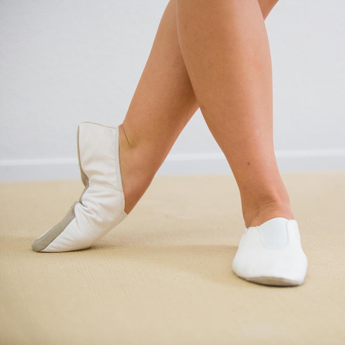 Chaussons gym fille et garçon en cuir blanc