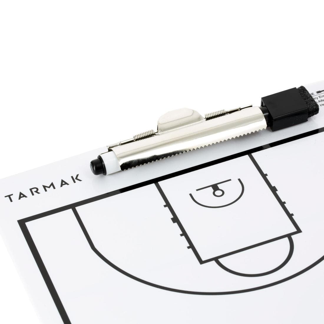 Tablette d'entraîneur de basketball Tarmak avec feutre effaçable.